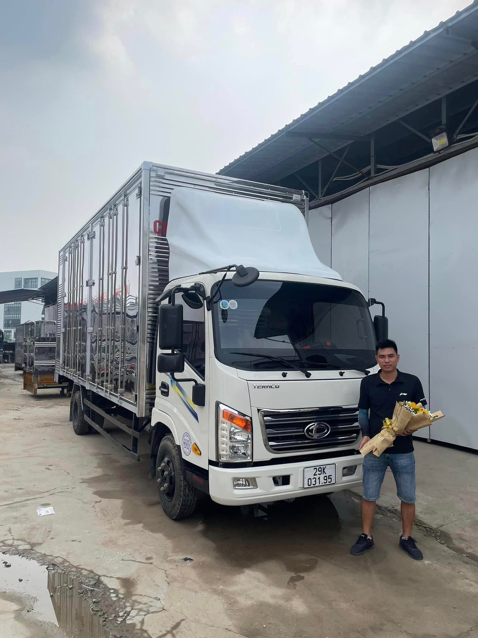 Lễ bàn giao xe tải Tera345SL 3t5 máy Isuzu thùng kín Pallet cao 2m52 về Hà Nội. TVBH - Em Đức : 0838 323 222